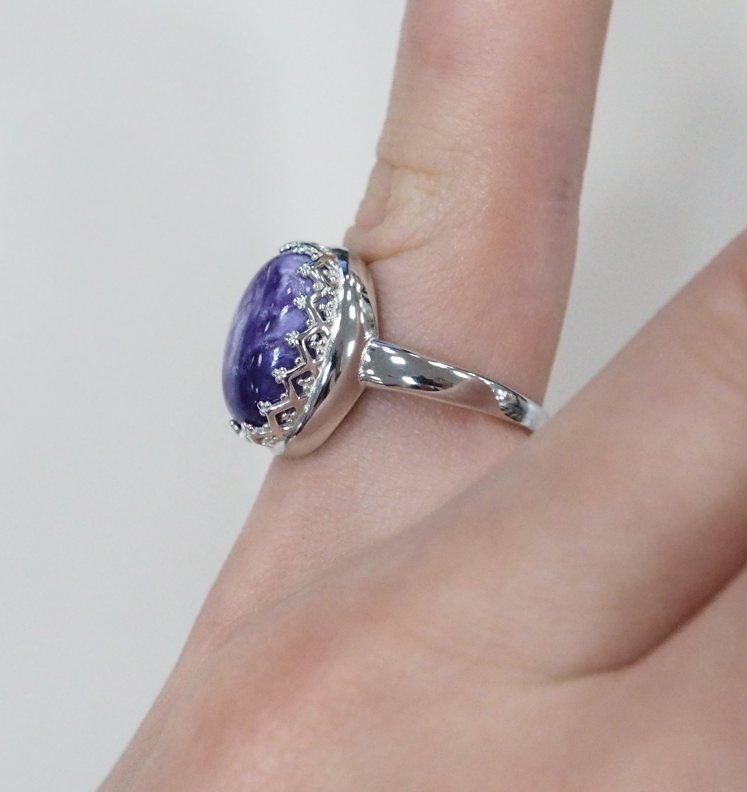 Серебряное кольцо с чароитом
